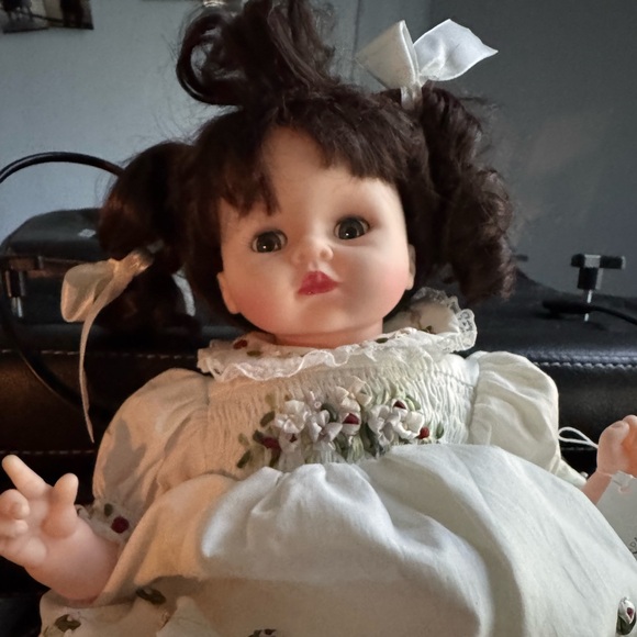 Madame Alexander Doll in Cream with Floral Details - Picture 8 of 9